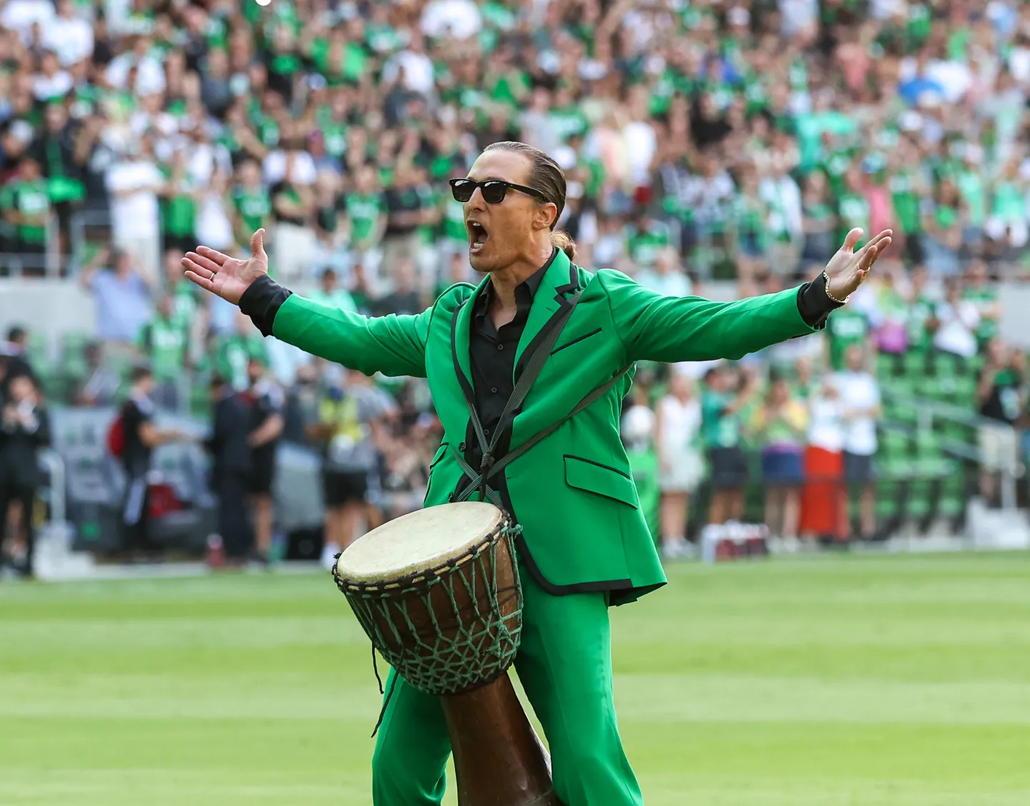 Matthew McConaughey Austini jalgpallimängul.