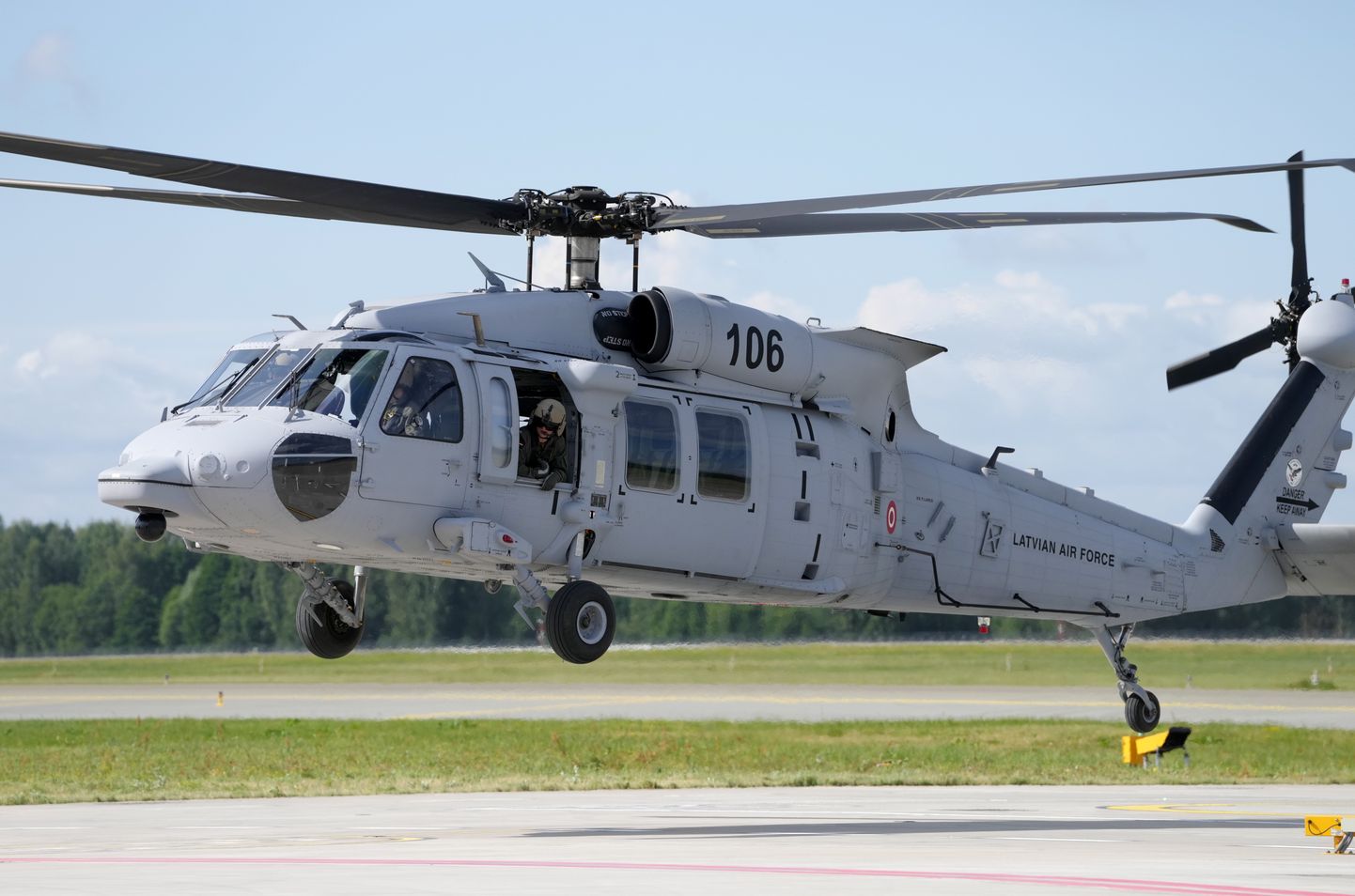 "Black Hawk" helikopters nosēžas starptautiskās lidostas "Rīga" jaunatklātajā heliportā (helikoptera nosēšanās laukumā).