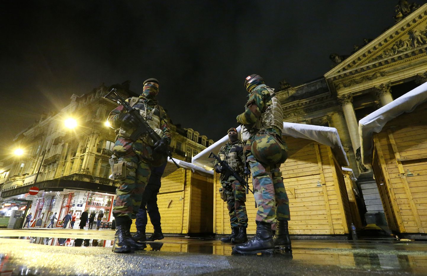 Belgia sõdurid õhtuhämaruses Brüsselis patrullimas.