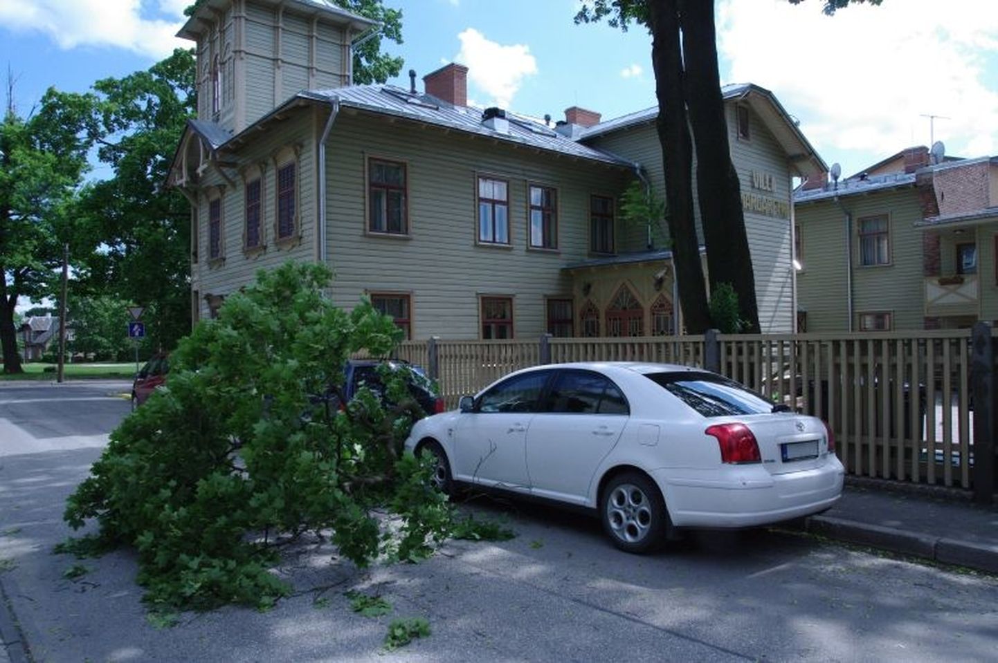 Pühapäeva hommikul puhus tuul Tartus Villa Margaretha juures puu pikali. Kannatada sai vähemalt üks auto.