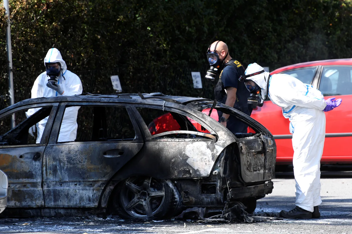 Politseiuurijad Malmö äärelinnas põlenud autot läbi vaatamas, 26. august 2019. a.