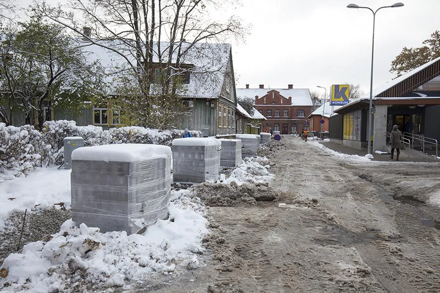 Viimati võis ehitajaid Koidu tänaval näha sel nädalal, kui nad kaevatud kraave kinni lükkasid.