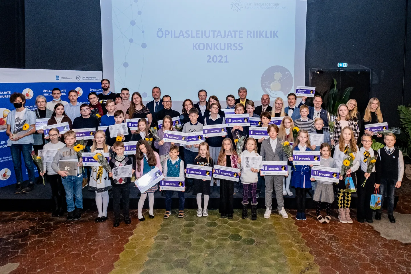 Õpilasleiutajate 2021. aasta konkursi parimad ja nende juhendajad.