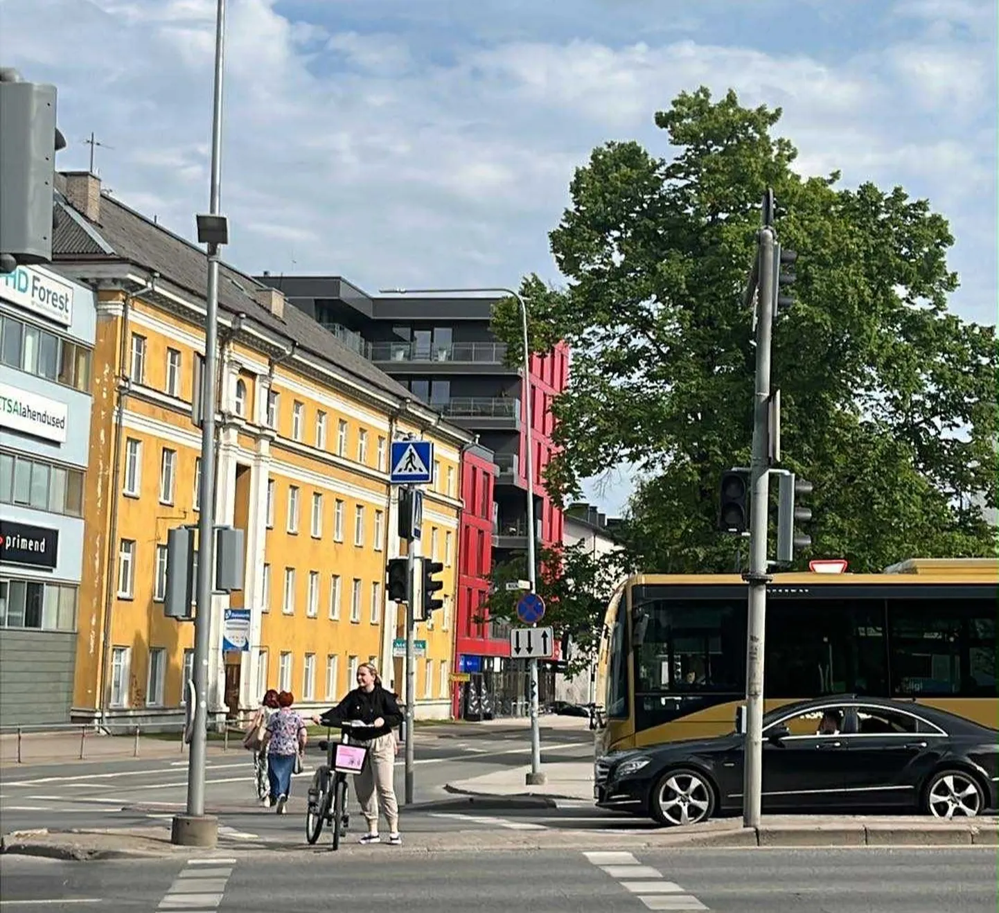 Riia ja Kalevi tänava ristmikul ei tööta foorid. Sama seis on paarkümmend meetrit allamäge Kvartali ja kaubamaja vahel suurel ülekäigurajal.
