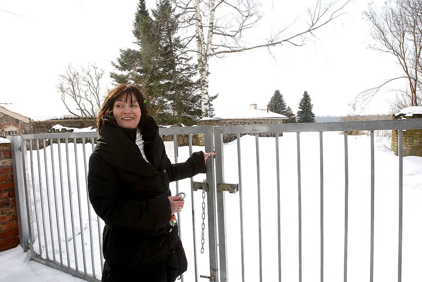 Kaagvere erikooli direktor Maire Reest avas eile värava, mille tagant saab kooli tekstiilikotta (vasakul). Tekstiilikojast paremale jääb pea Emajõeni ulatuv lage väli. Kui kõik plaanid vett peavad, on sel väljal paari aasta pärast erikooli uus koolikompleks.