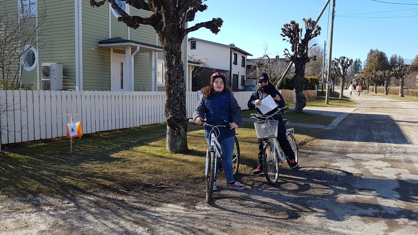 Jalgratastel matkajad Türi matkamängul.