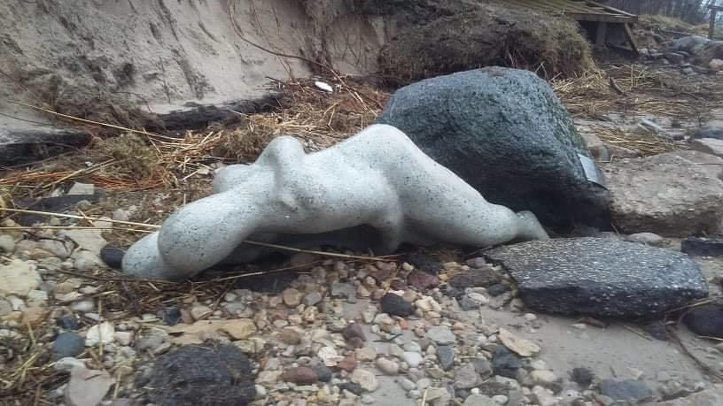 Torm kukutas Valgerannas kaldakõrgendikult armastajate skulptuuri.