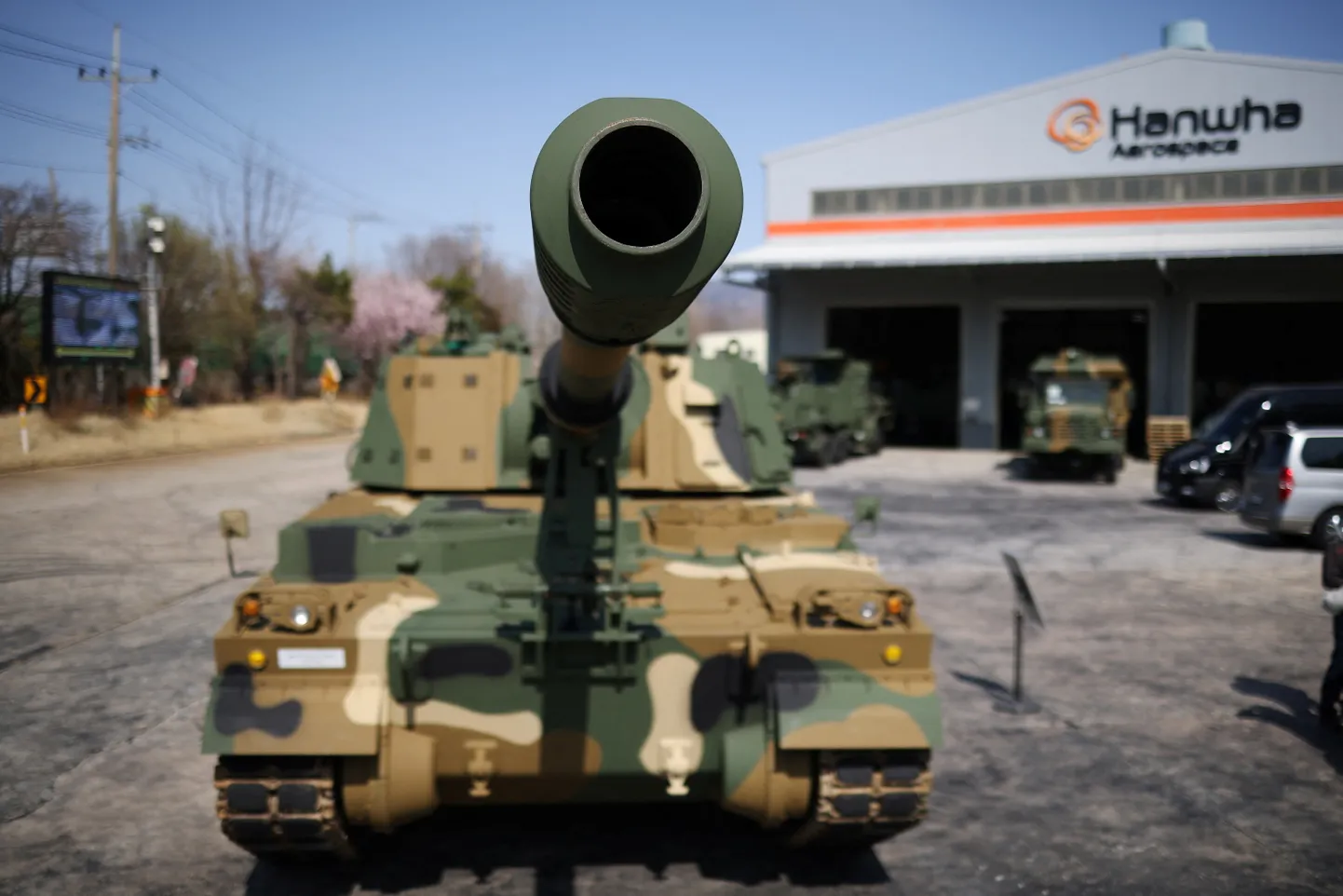 Enam kui 26 000 erineva tausta ja oskustega töötajaga Singapuri ST Engineering on saanud võrdlemisi suureks tegijaks ülemaailmses kaitsetööstuses – SIPRI andmetel oli ST Engineering 2021. aasta maailma kaitsetööstusettevõtete edetabelis 61. kohal. Fotol on Lõuna-Koreas valmistatud K9 Kõu liikursuurtükk.