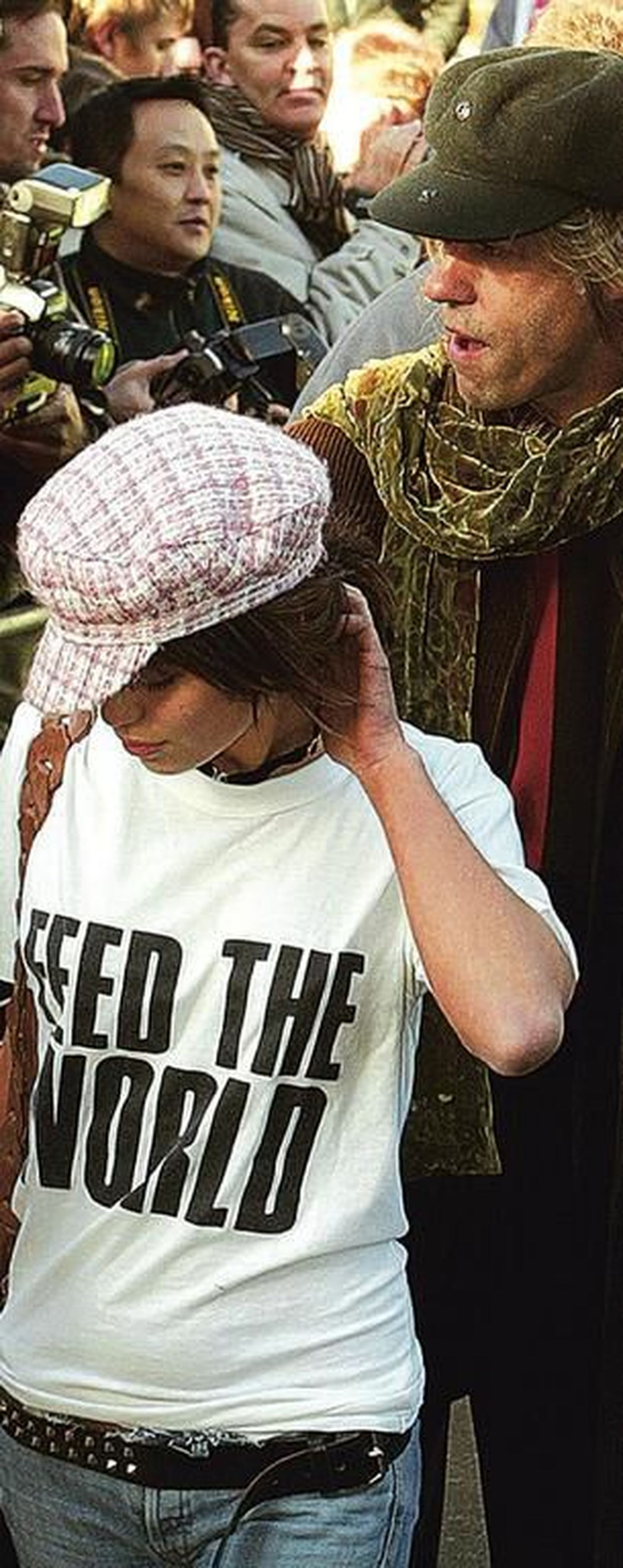 Band Aid 20 eestvedaja Bob Geldof ja tema tütar Fifi Trixie Belle eile teel Londoni stuudiosse, kus lindistati Sudaani näljahädaliste aitamise nimel uuesti ülemöödunud kümnendi hitt «Do They Know Its Christmas?».