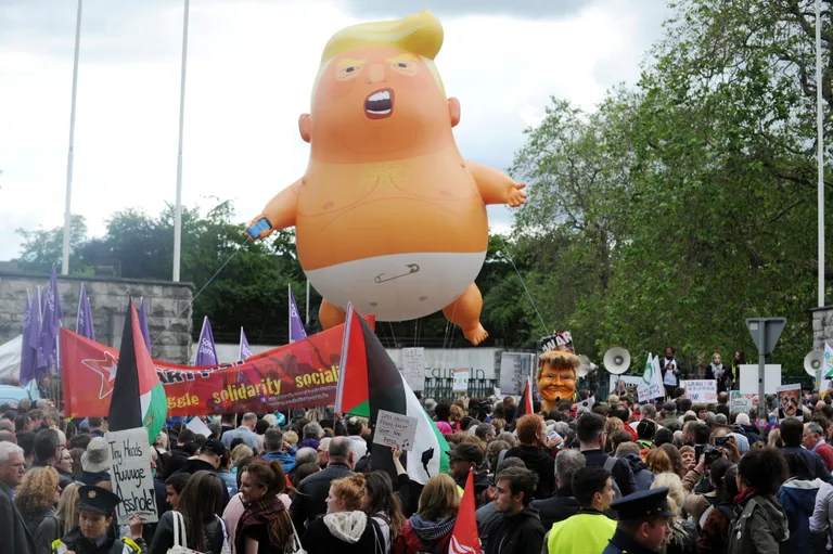 Viimati toodi beebi-Trumpi õhupall tänavatele Iirmaal Dubinis.