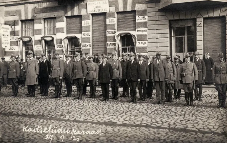 На фотографии парада Кайтселийта 1925 года видны оригинальные надписи