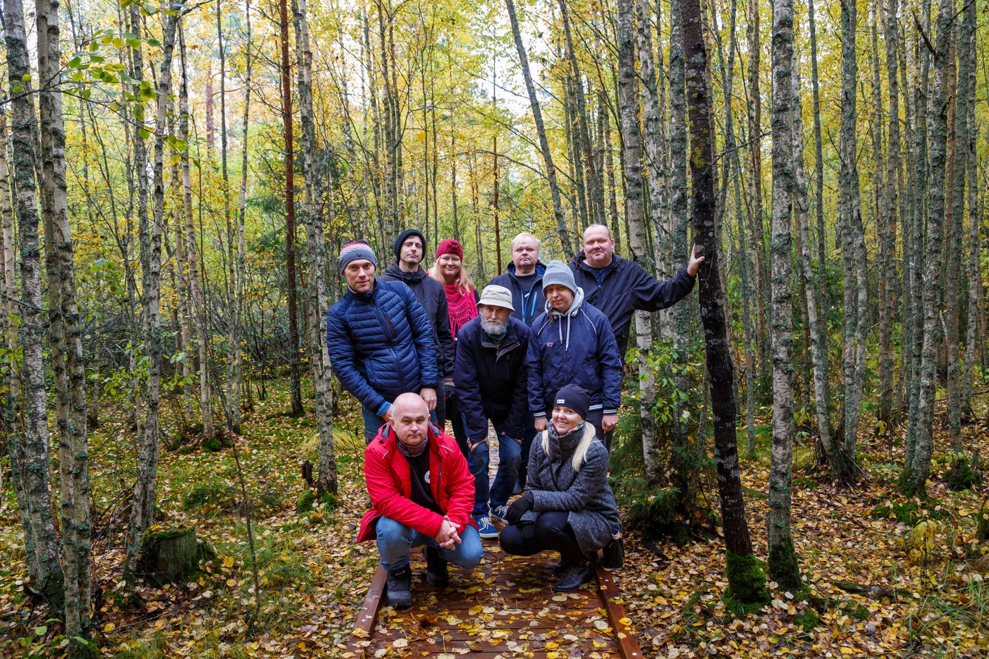 Tagareas Lõuna-Eesti Postimehe ajakirjanikud Tiit Loim (vasakult), Jaanika Elias, Arved Breidaks ja Tomi Saluveer. Keskel  fotograaf Arvo Meeks, ajakirjanik Mati Määrits ja tegevtoimetaja Jaan Rapp. Ees ajakirjanik Maarius Suviste ja peatoimetaja Sirli Homuha