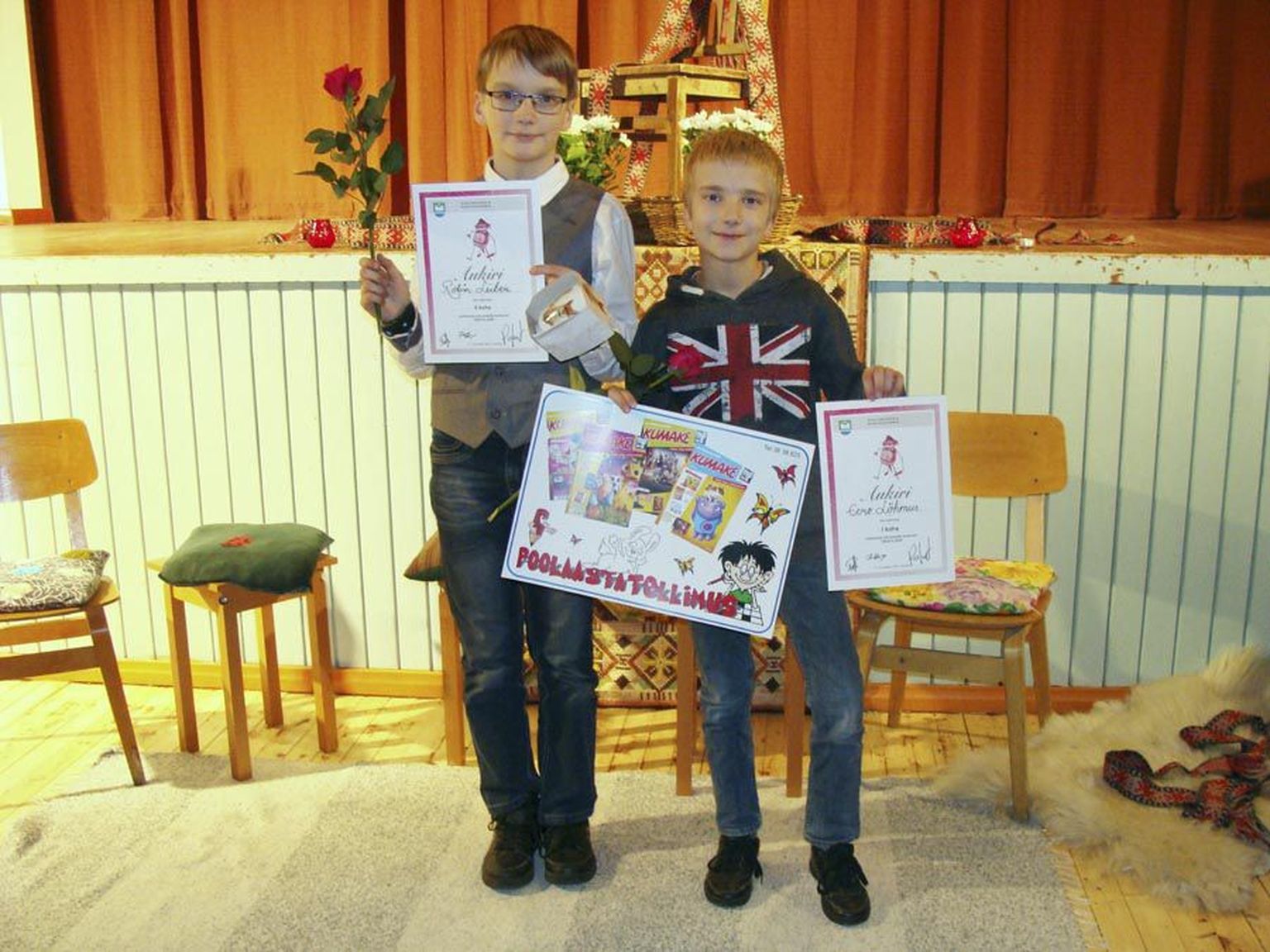 Tarvastu gümnaasiumi poisid olid Aravetel jutustajate võistlusel oma kandi lugudega oma vanuseklassis teistest peajagu üle. Eero Lõhmus (paremal) sai esimese ja Robin Liiber teise koha.
