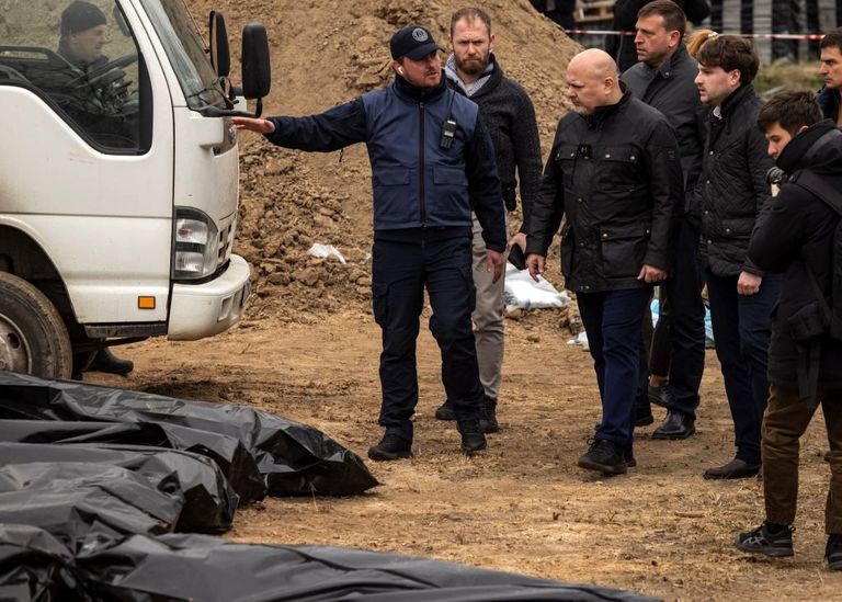 Прокурор Карим Хан изучает массовые захоронения людей в Буче