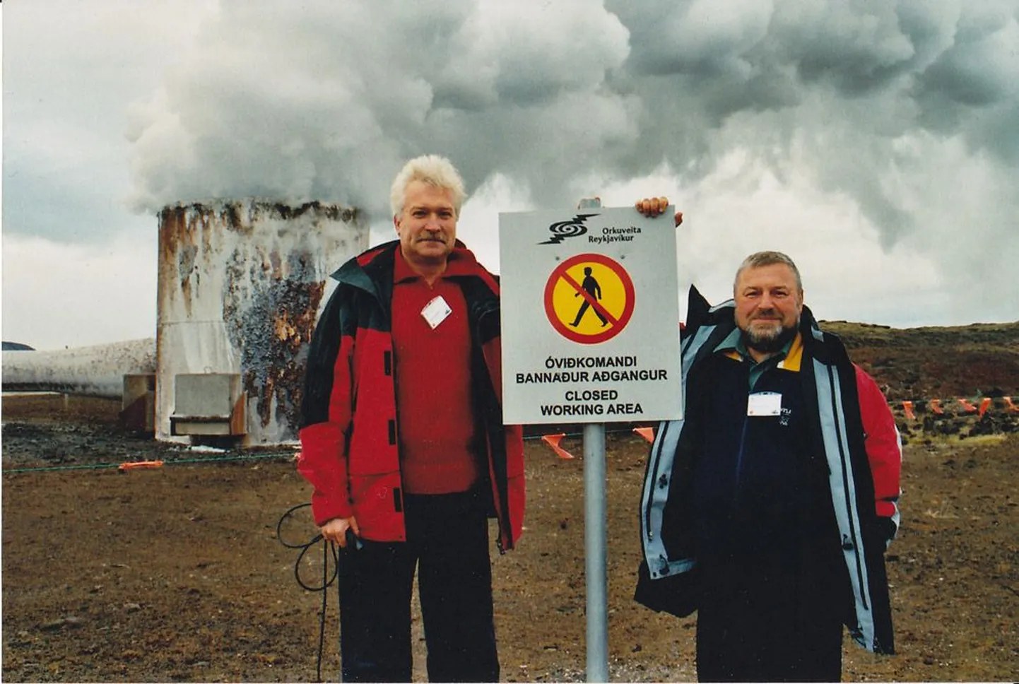 Aleksandr Zukerman ja Mihhail Vladislavlev poseerimas Islandil maa seest energiat ammutava kollektor-poti taustal.