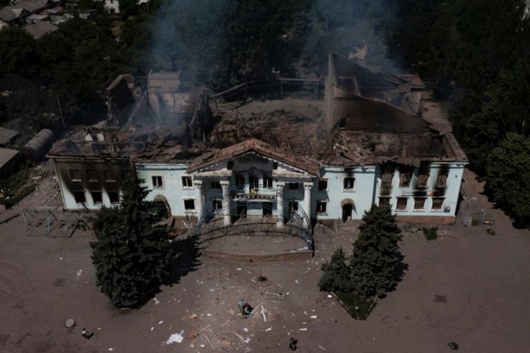 Разрушенный дом культуры в Лисичанске, 17 июня 2022 года