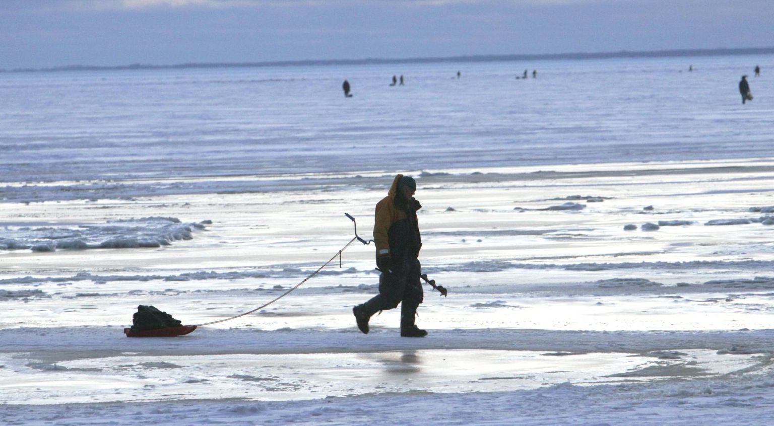 Pühapäeval on peale kalameeste põhjust Pärnu lahe jääle minna kohvikuskäijatelgi. Foto on illustreeriv.