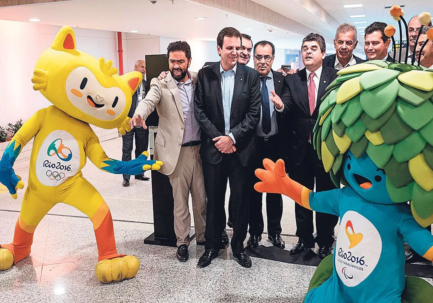Мэр Рио-де-Жанейро Эдуардо Паэс (в центре) с маскотами-талисманами олимпийских игр Винисиусом и паралимпийских игр Томом.