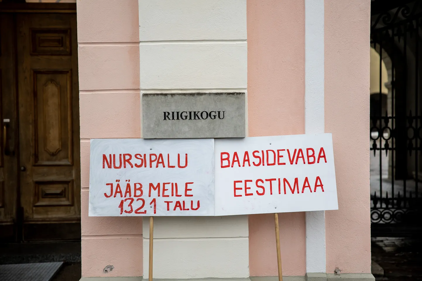 Nursipalu harjutusvälja vastane meeleavaldus Toompeal.