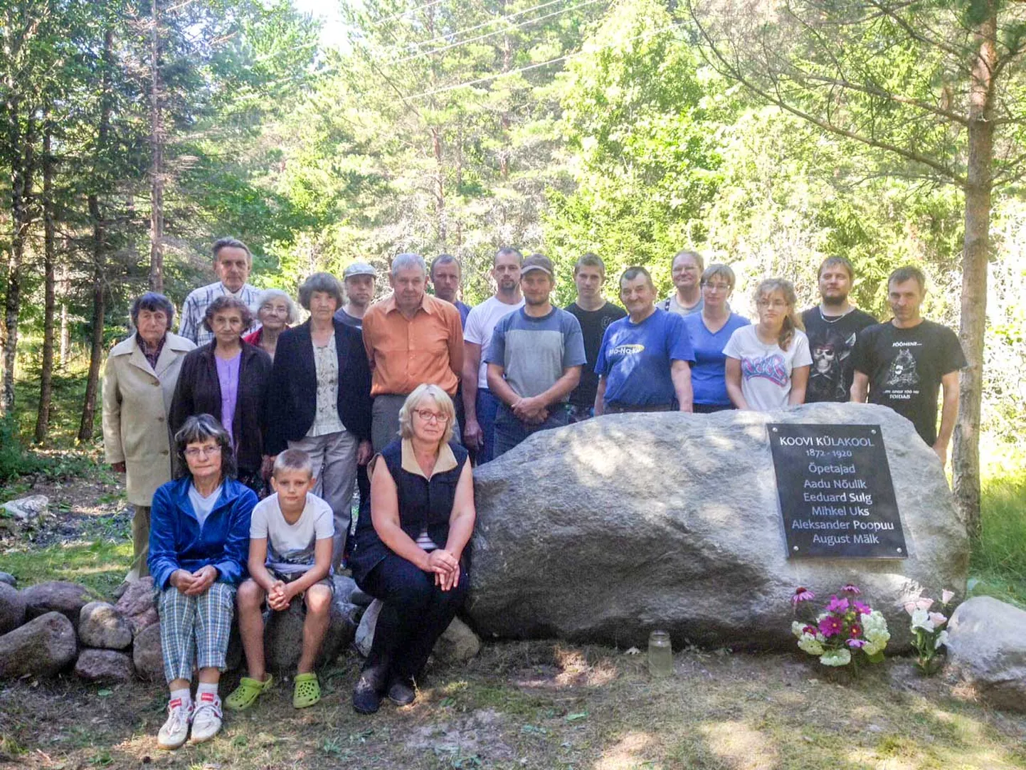 KOKKUTULNUD: I rida: Leili Lüüding, Lauri Lüüding, Helle Kukk; II rida: Asta Loik, Asta Kuivjõgi, Monika Laesson, Eevi Tiitsar, Olev Kuivjõgi, Kristjan Lüüding, Villu Lüüding, Eve Jõgi, Diane Lüüding, Andrus Lüüding, Raivo Salong; III rida: Olev Ait, Karol Sulg, Ahto Väli, Andi Kuivjõgi, Daniel Lüüding, Allan Alev. Foto: Jaana Puksa
