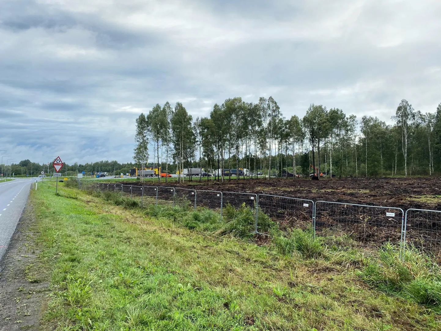 Paide päästekomando uus koone kerkib Olerexi bensiinijaam naabrusse.