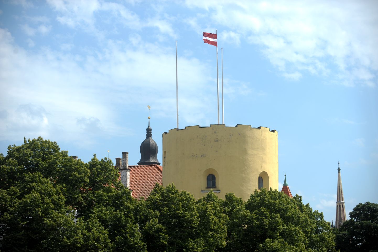 Rīgas pils Svētā Gara tornī uzvilkts vakar ugunsgrēka laikā noņemtais valsts karogs.