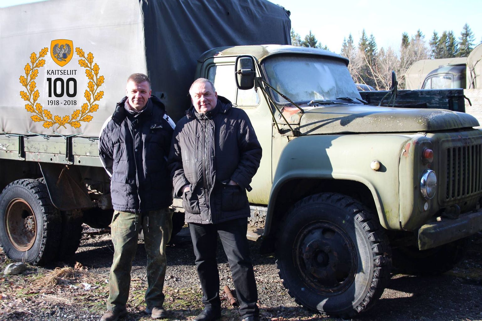 Saaremaa Sõjavara Seltsi eestvedaja Margus Sinimets ja Aivar Riisalu vene veoautoga Gaz 53, millest tehakse ajaloolise soomusauto teisik.