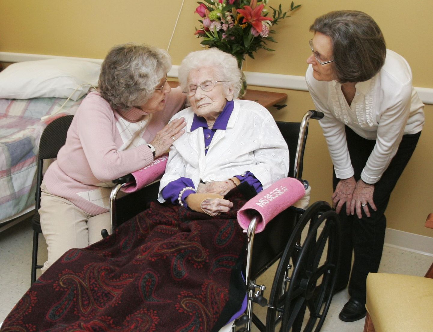114-aastane Besse Cooper koos 82-aastase tütre Angie Tharpi (vasakul) ja 72-aastase minia Edith Cooperiga