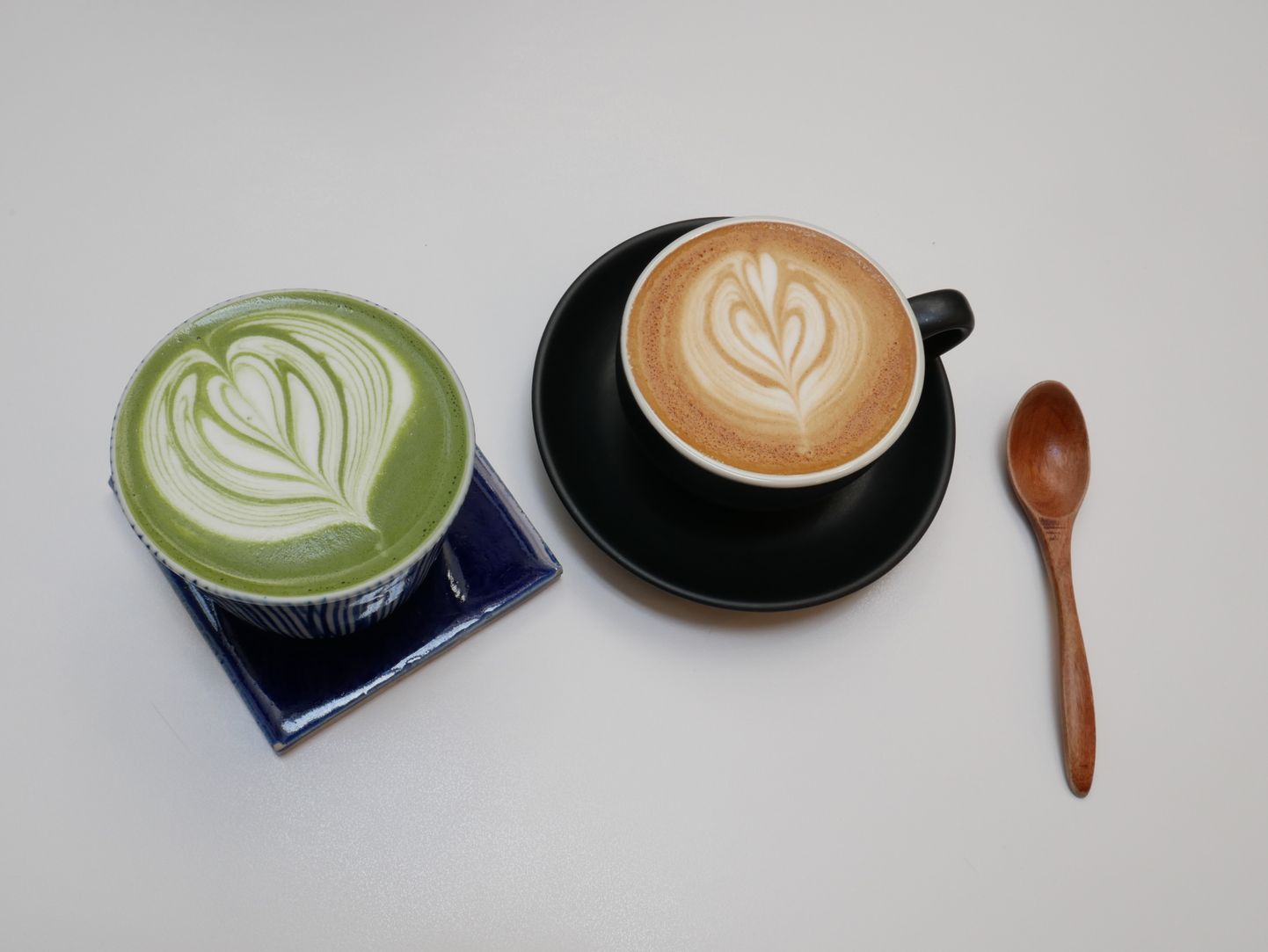 Nii roheline tee kui kohv sisaldavad mõlemad kofeiini, ent nende mõju kehale on veidi erinev.