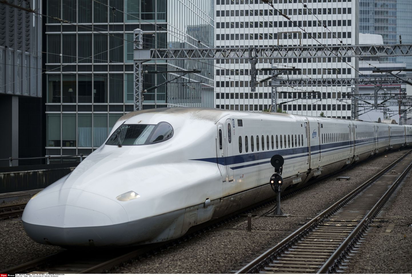 Jaapani pealinna ja Osaka vahel sõitev ülikiirrong Tokyo raudteejaamas.