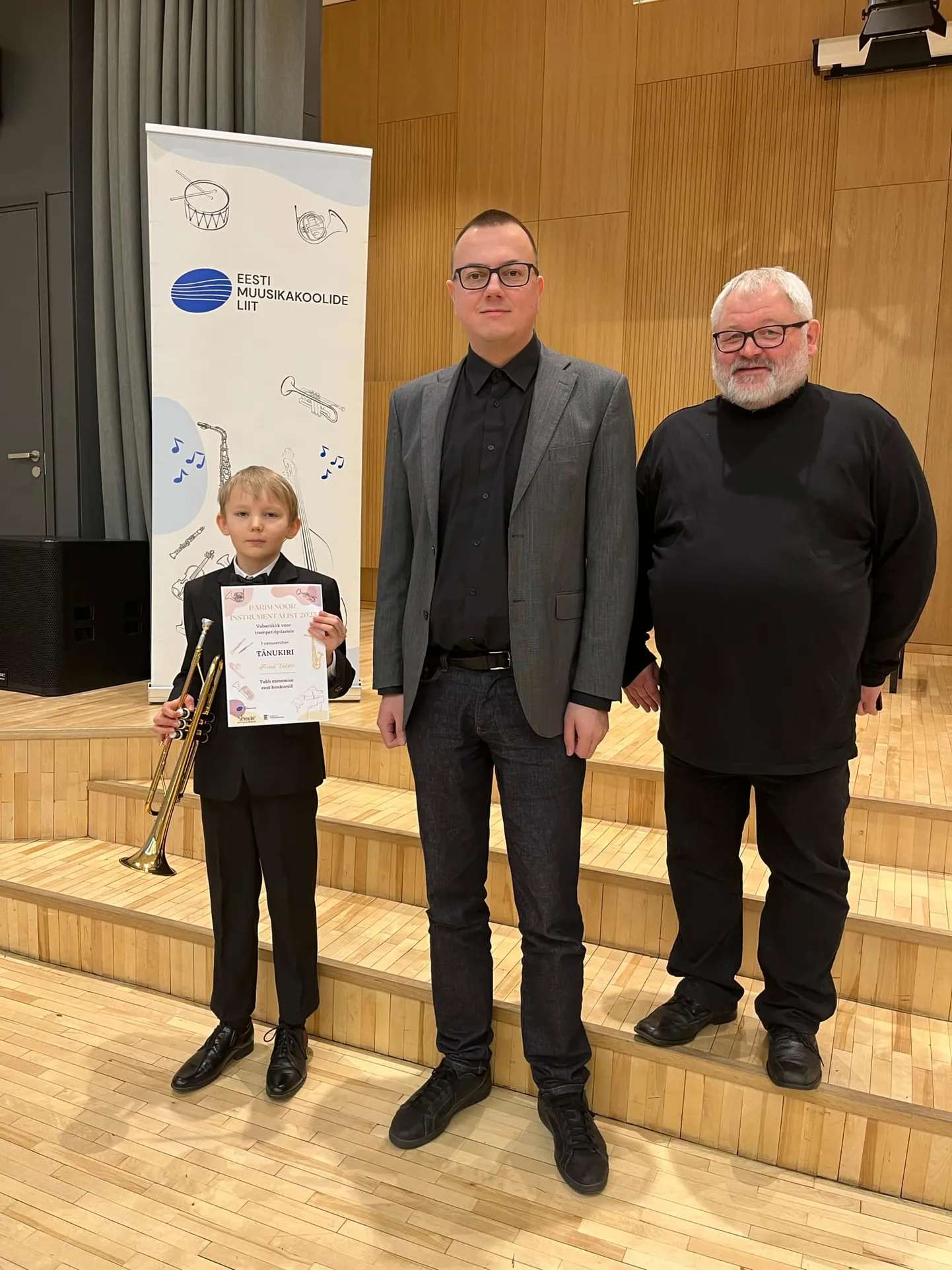 Frank Veldre esines noorte instrumentalistide konkursil edukalt. Teda toetasid Paide muusikakooli õpetajad Teet Tihvan ja Risto Iljas.