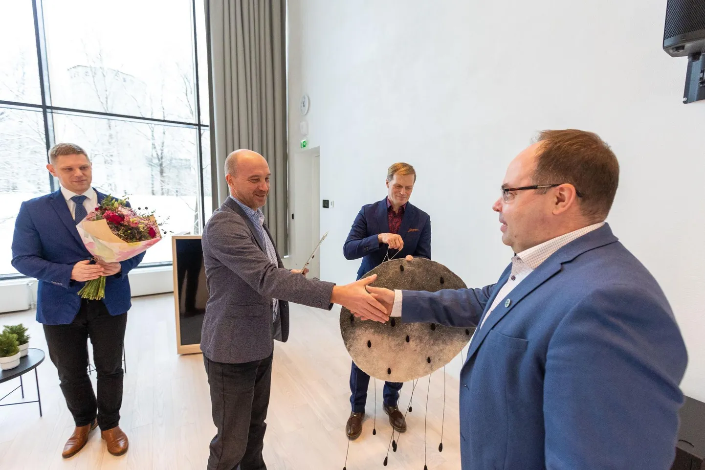 Järvamaa aasta teo tunnustuse andsid Paide gümnaasiumi koolijuhile Margo Sootlale (paremal) kätte Järvamaa omavalitsuste liidu juhatuse esimees Priit Värk (vasakul), Järva Teataja peatoimetaja Tiit Reinberg ja Paide linnavolikogu esimees Tarmo Alt.