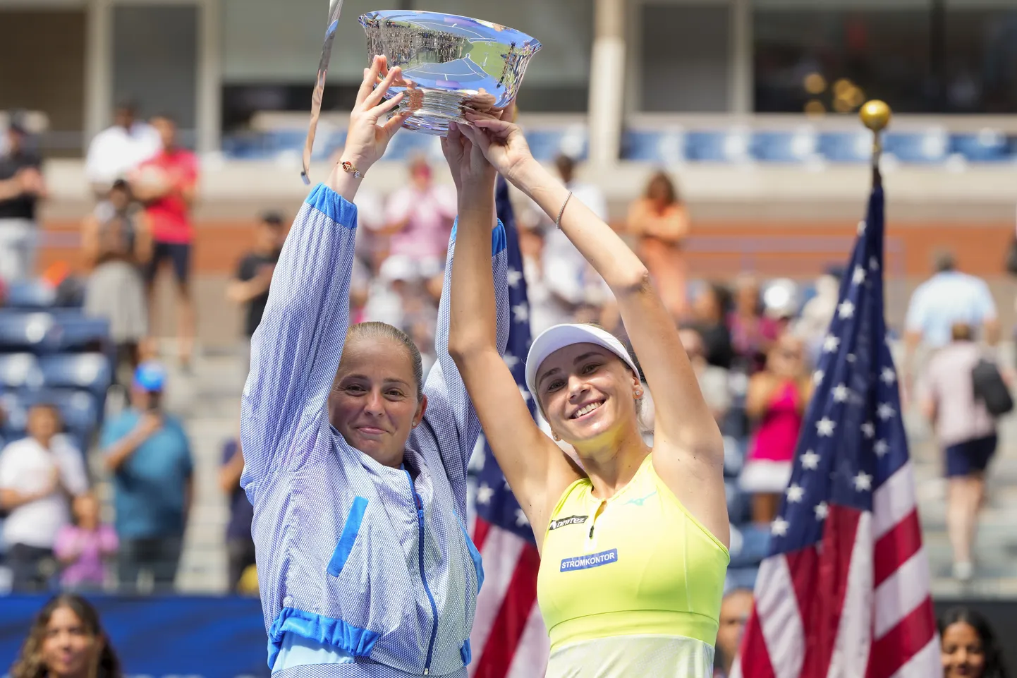 Aļona Ostapenko un Ludmila Kičenoka.