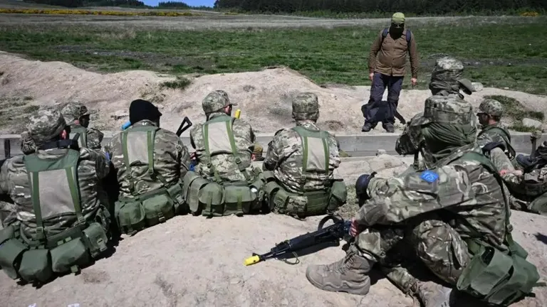 Украинские военные на учениях на британском военном полигоне на севере Англии