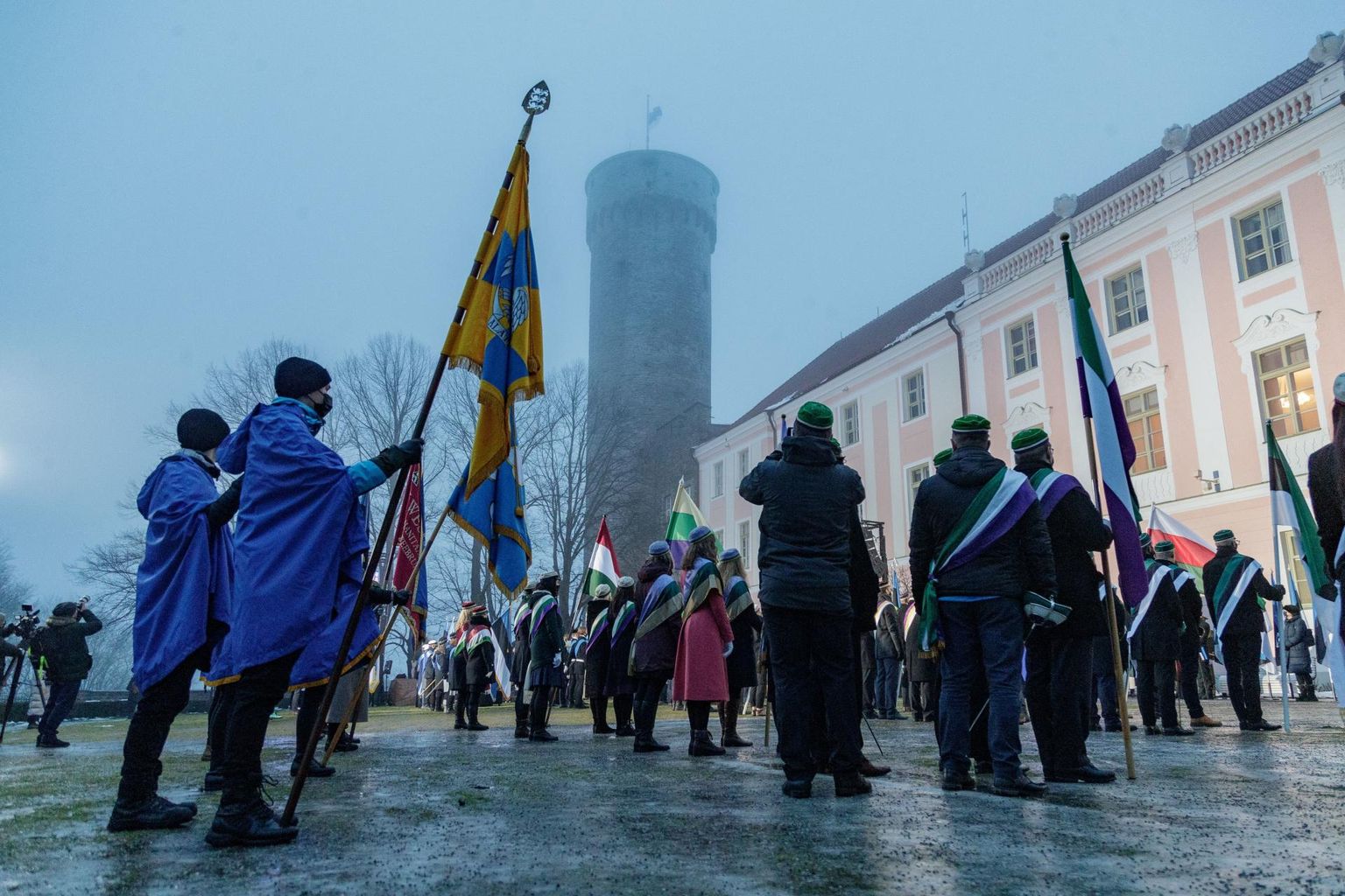 Eesti lipu heiskamine Toompea lossis Kuberneri aias. 