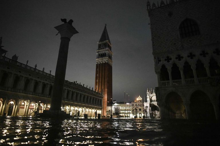 Veneetsias kerkis tõusevesi 187 sentimeetrini. Pildil Püha Markuse väljak
