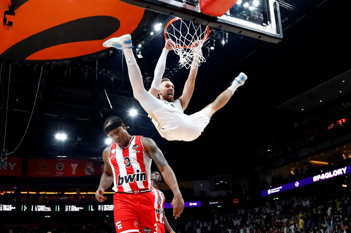 Dzanan Musa palli Olympiakose korvi surumas.