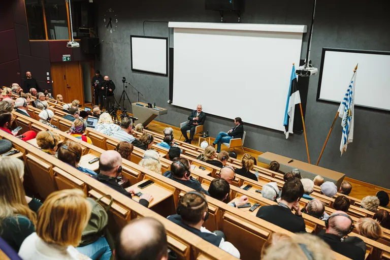 Narva kolledži suur auditoorium on kujunenud ka paljude avalike sündmuste toimumispaigaks. Siin pildil toimub president Alar Karise kohtumine narvalastega.