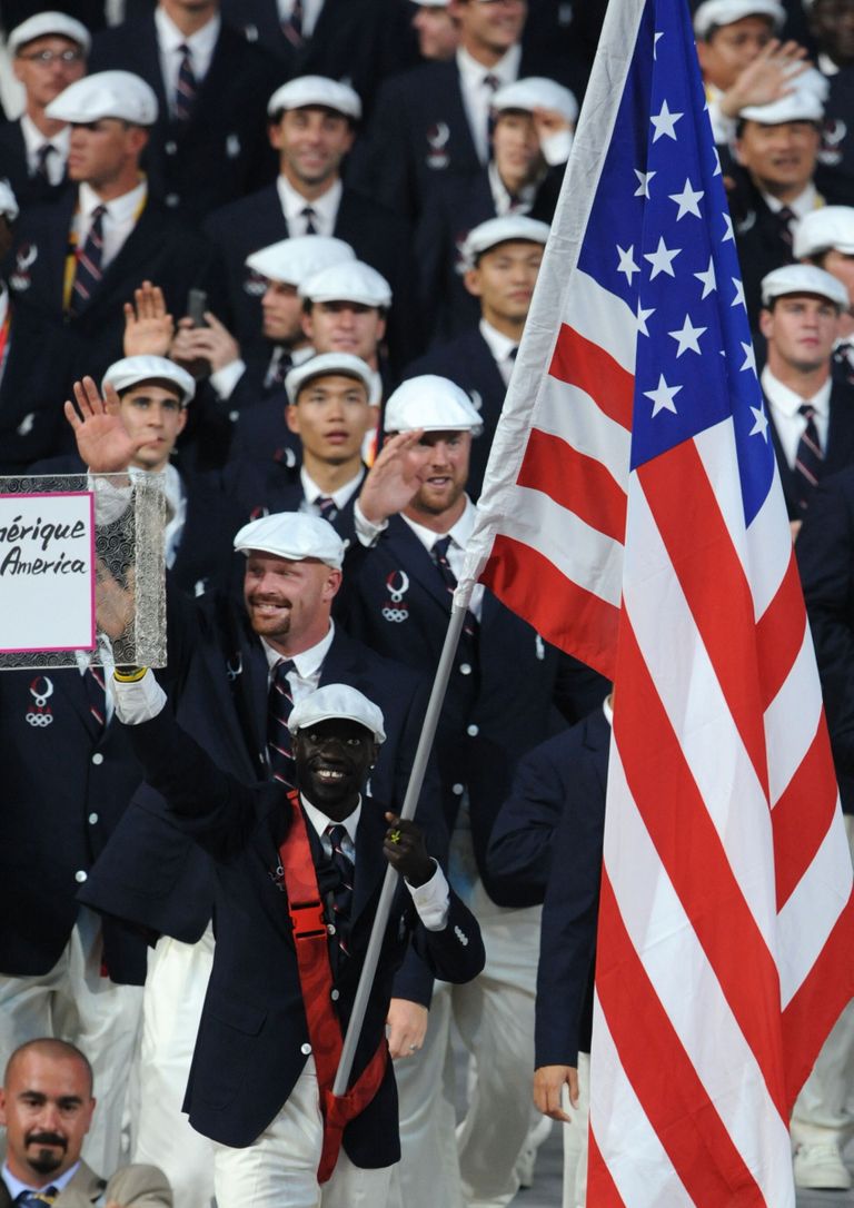 Lopez Lomong (esiplaanil)  kandmas suurt USA lippu