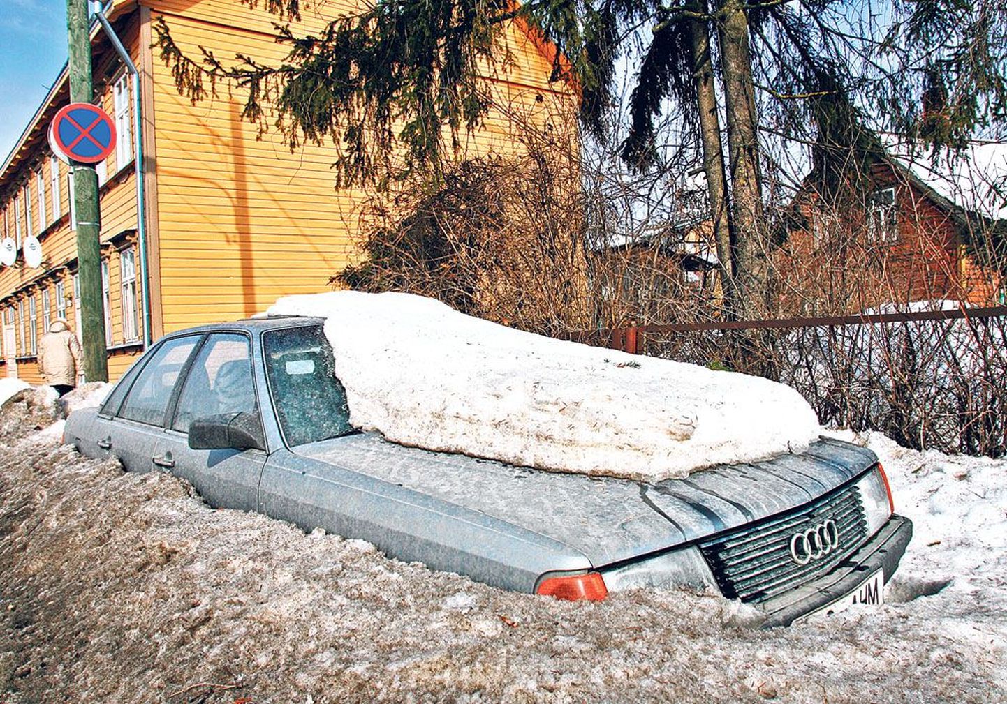 Kui talve eel auto tähelepanuta jätta, võib see ühel hommikul mitte käivituda ja kogub talvel endale korraliku lumemütsi pähe.
