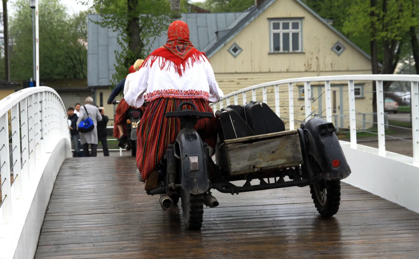 Kihnu naine mootorrattal