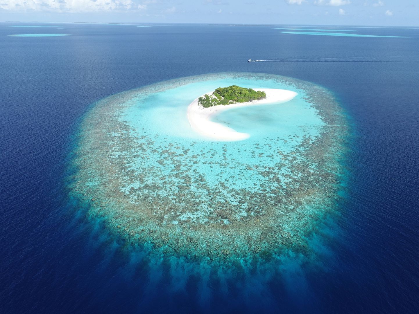 Maldiividel on oht merevee tõusust tõsiselt kannatada saada. Esialgu on paradiislik saarestik aga maailma rikastele mõnusaks ajaveetmispaigaks.