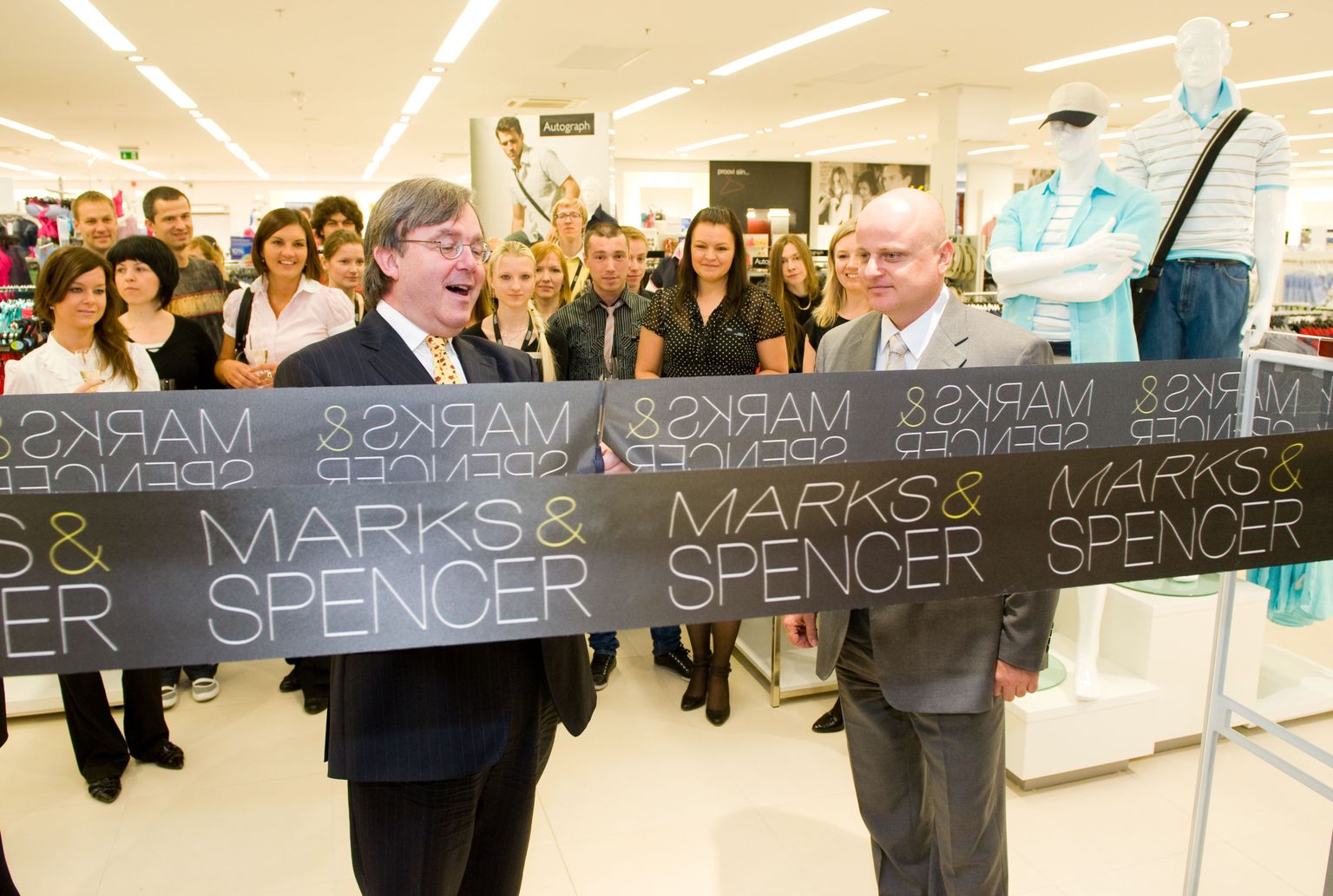 Marks & Spenceri poe avamine 2009. aasta mais Rocca al Mare keskuses. Lindi lõikasid läbi toonane Suurbritannia suursaadik Eestis Peter Carter ning Marks & Spenceri Ida-Euroopa osakonna juht Dusan Mrozek.