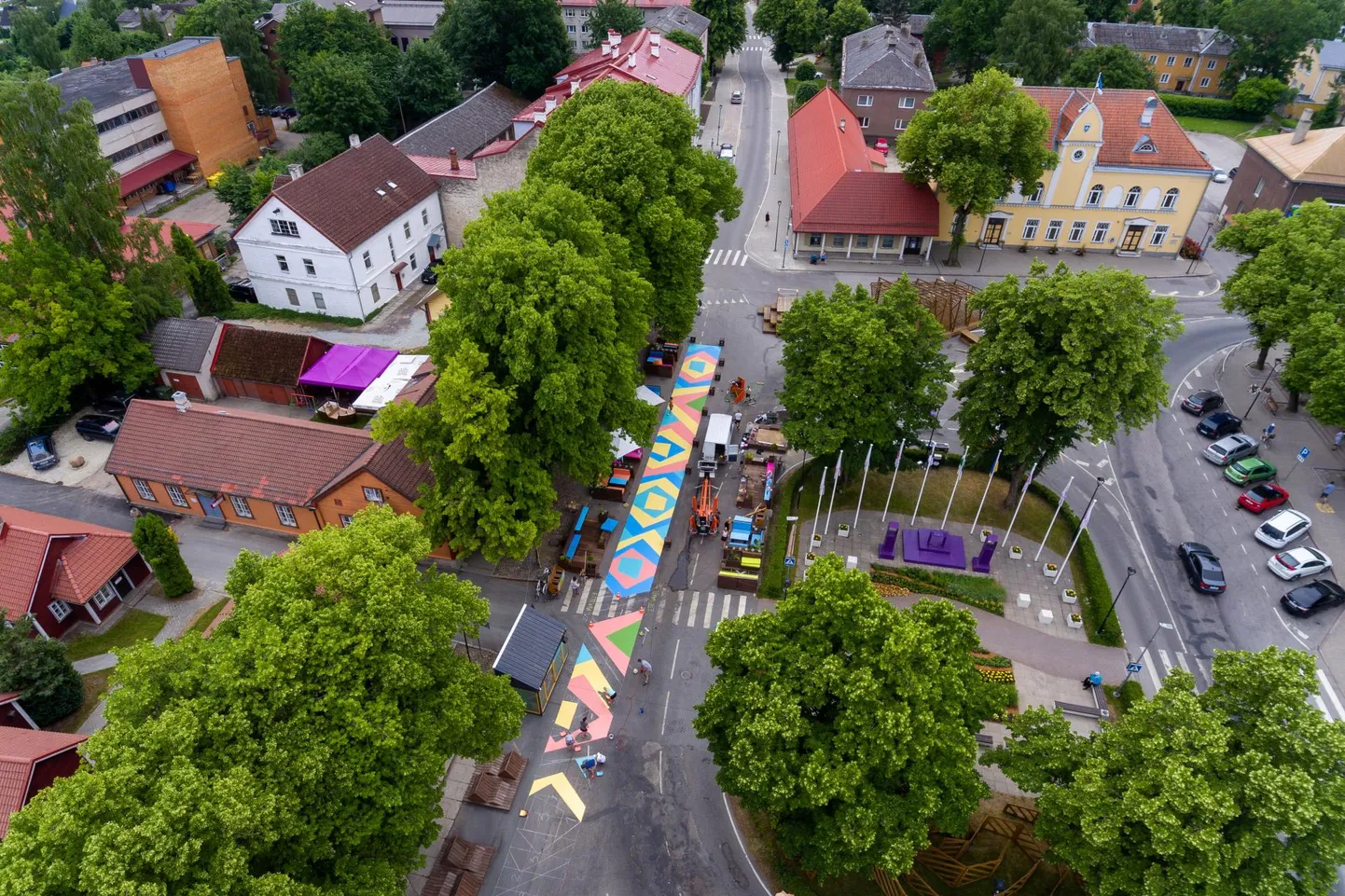 Eelmisel aastal püüdis linlaste pilke ruumieksperimendi hiiglaslik asfaldimaal. Säästueelarvega oskuslikult ümber käinud meeskond ei lasknud rahanappust kusagilt välja paista.