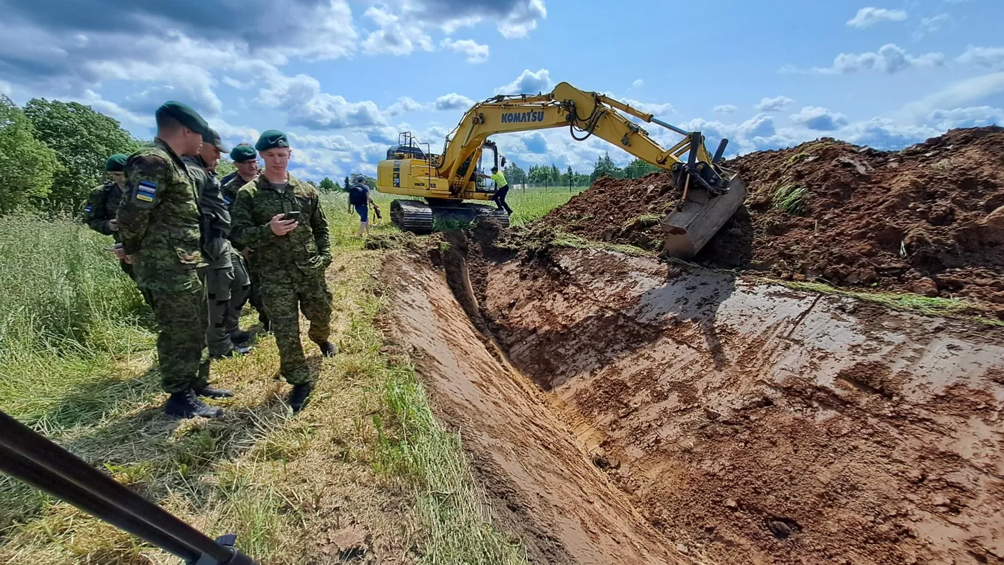 Setomaa vallas algas sel nädalal Balti kaitsevööndi osaks olevate tankitõkestuskraavide rajamine. FOTO: Arved Breidaks
