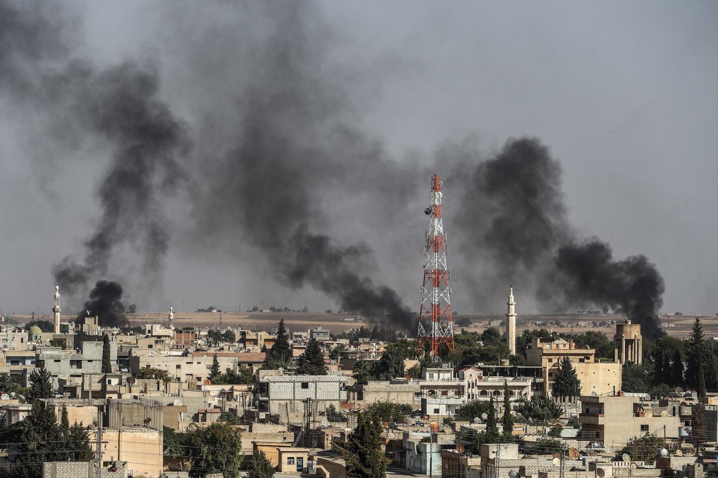 Suits kerkimas Türgi pommirünnaku sihtmärgiks olevast Ras al-Ayni linnast Süürias. 