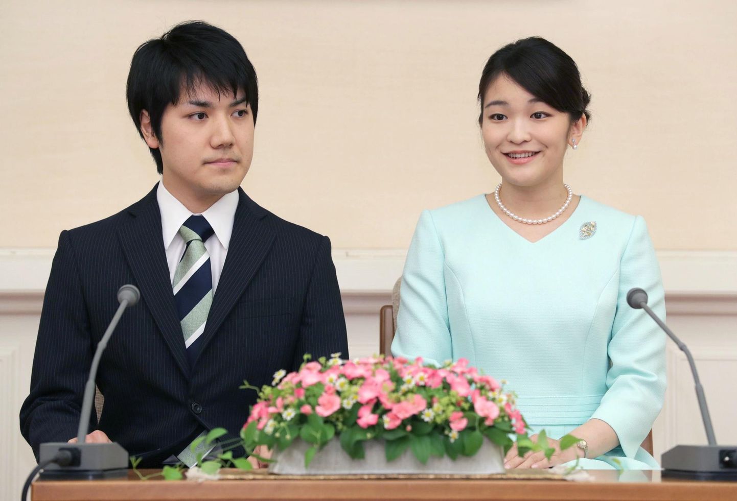 Jaapani printess Mako ja tema kallim Kei Komuro teatasid pulmadest 2017. aasta septembris, kuid liidu sõlmimine jäi pikalt ootele noormehe perekonna segaste rahaasjade tõttu. 