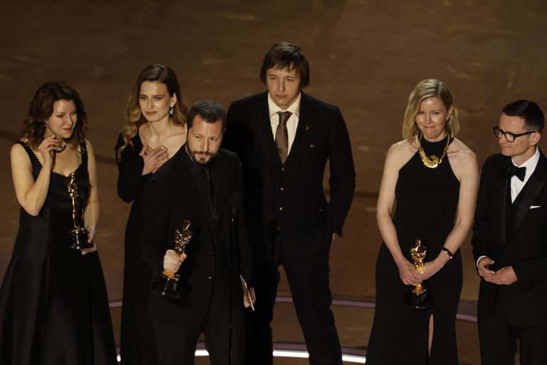 Мстислав Чернов и фотограф Евгений Малолетка (в центре) на церемонии вручения премии Оскар, 10 марта 2024.