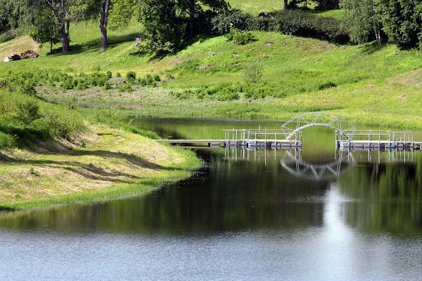 Kena sillakesega Tarvastu paisjärv on silmale kaunis vaadata, paraku aga mõnele maaomanikule üleujutuse näol muret tekitanud.