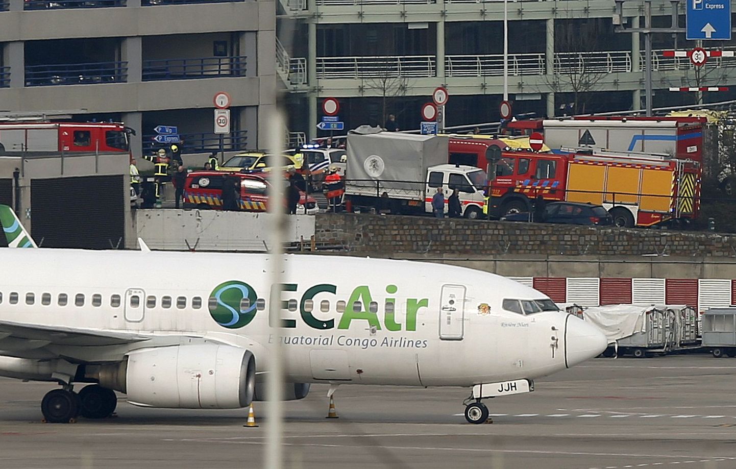 Зданию аэропорта в Брюсселе нанесен серьезный ущерб в результате взрывов.